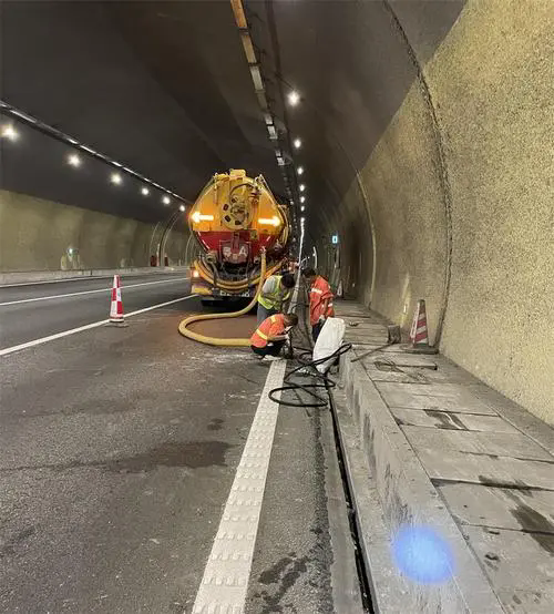 雷山隧道排水渠清淤